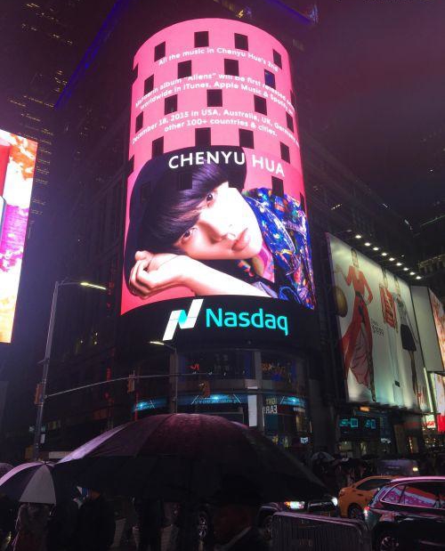 中国户外广告再度占领纽约时代广场LED